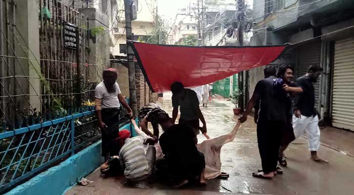 ঈদুল আযহার দিনে রাজধানীতে ঝুম বৃষ্টি: কোরবানিদাতাদের ভোগান্তি