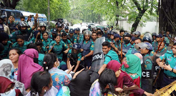 ‘তথ্য আপা’ কর্মীদের যমুনা অভিমুখে মিছিলে পুলিশের বাধা, কাকরাইলে অবস্থান