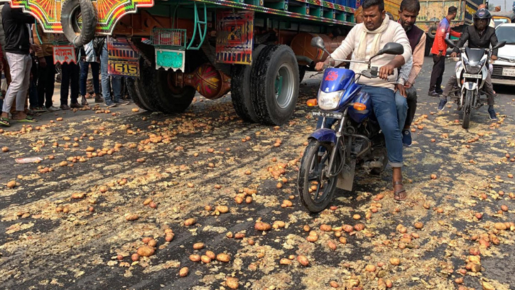 ভাড়া বৃদ্ধির প্রতিবাদে কৃষকদের আন্দোলন, কুড়িগ্রামে রাস্তায় আলুর স্তূপ