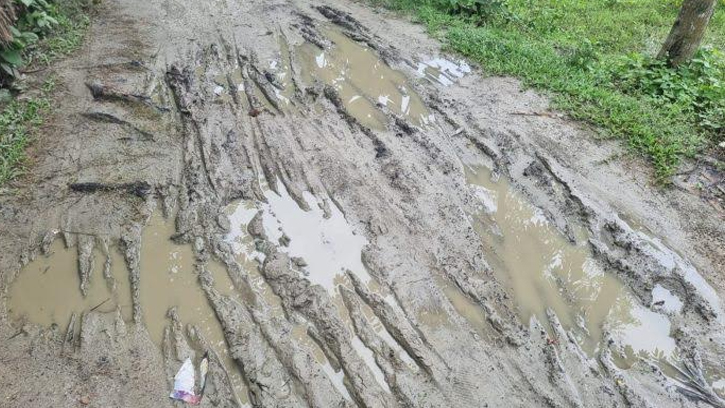 ৬০ বছরেও উন্নয়নছোঁয়া লাগেনি: কাঁচা রাস্তার কাদা পথেই হাঁটছে