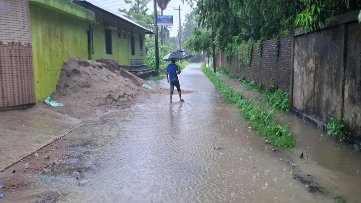 মুষলধারে বৃষ্টিতে ডুবল নোয়াখালী, জলাবদ্ধতায় দুর্ভোগ চরমে