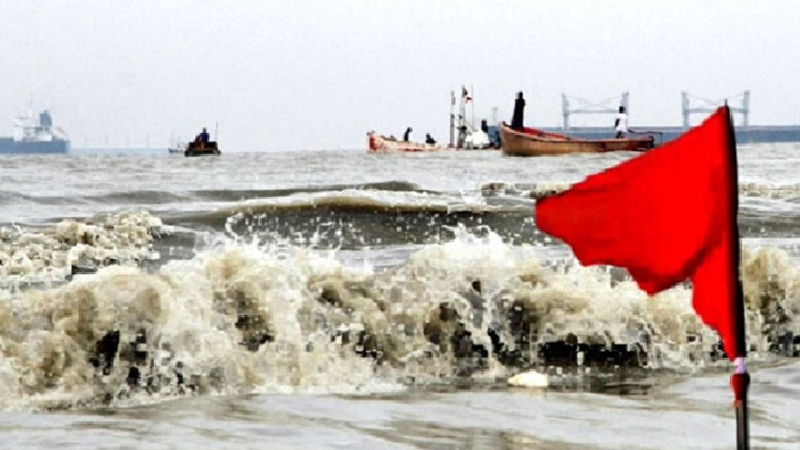 অতিভারী বৃষ্টিপাত, সমুদ্র বন্দরে ৩ নম্বর ও নদী বন্দরে ১ নম্বর সতর্ক সংকেত