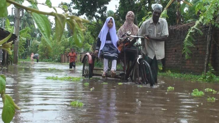সাতক্ষীরায় টানা বৃষ্টিতে জলাবদ্ধতা, চরম দুর্ভোগে মানুষ