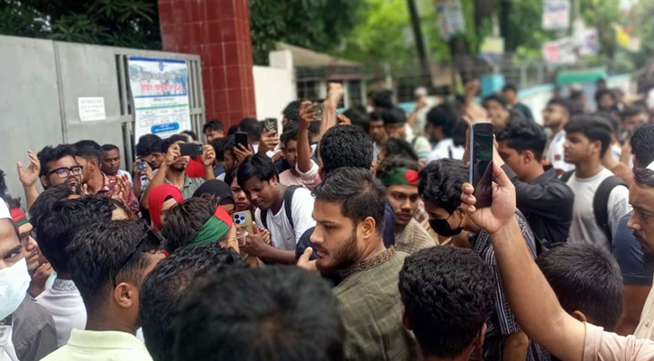 পটিয়া থানার সামনে অবস্থান কর্মসূচি, ওসির পদত্যাগের দাবিতে স্লোগান
